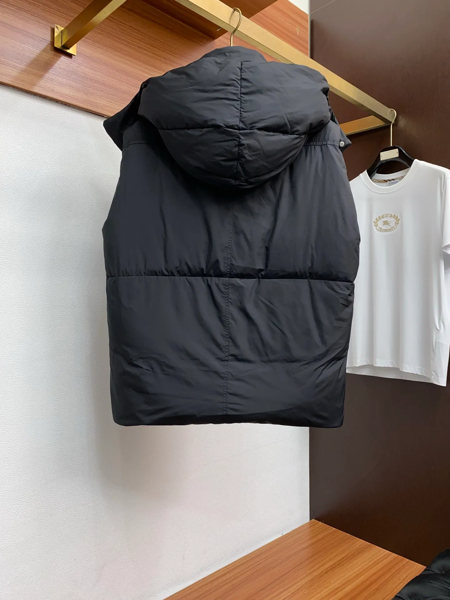 P1400 [Zhang Linghe’s latest top-grade down-filled Canada Goose model] Hooded, removable hood! The original custom-woven lightweight square technology three-proof fabric is windproof, rainproof and friction-proof. It is made of 400D gallbladder Zhengerbajing national standard 90 white duck down. When it is inserted inside, it will be more fluffy and temperature-locking. The whole piece can be stored and folded! ! The embroidered logo on the left chest is a topographic map of Canada, lifelike and perfectly restored. It is embroidered with high-density colored yarn using imported embroidery machines from Bai Lingda. In particular, the sleeves are detachable, making it especially suitable for areas with unstable climate. The washing and labeling are all based on the latest version, and the customized washing labels are equipped with laser anti-counterfeiting labels! ! And the position of the wash water mark is synchronized according to the 25-year new hidden design process. The wash water mark is all hidden inside and can be seen in the detailed picture. What you see is what you get! ! Color graphite gray, black Size xs s m L xl